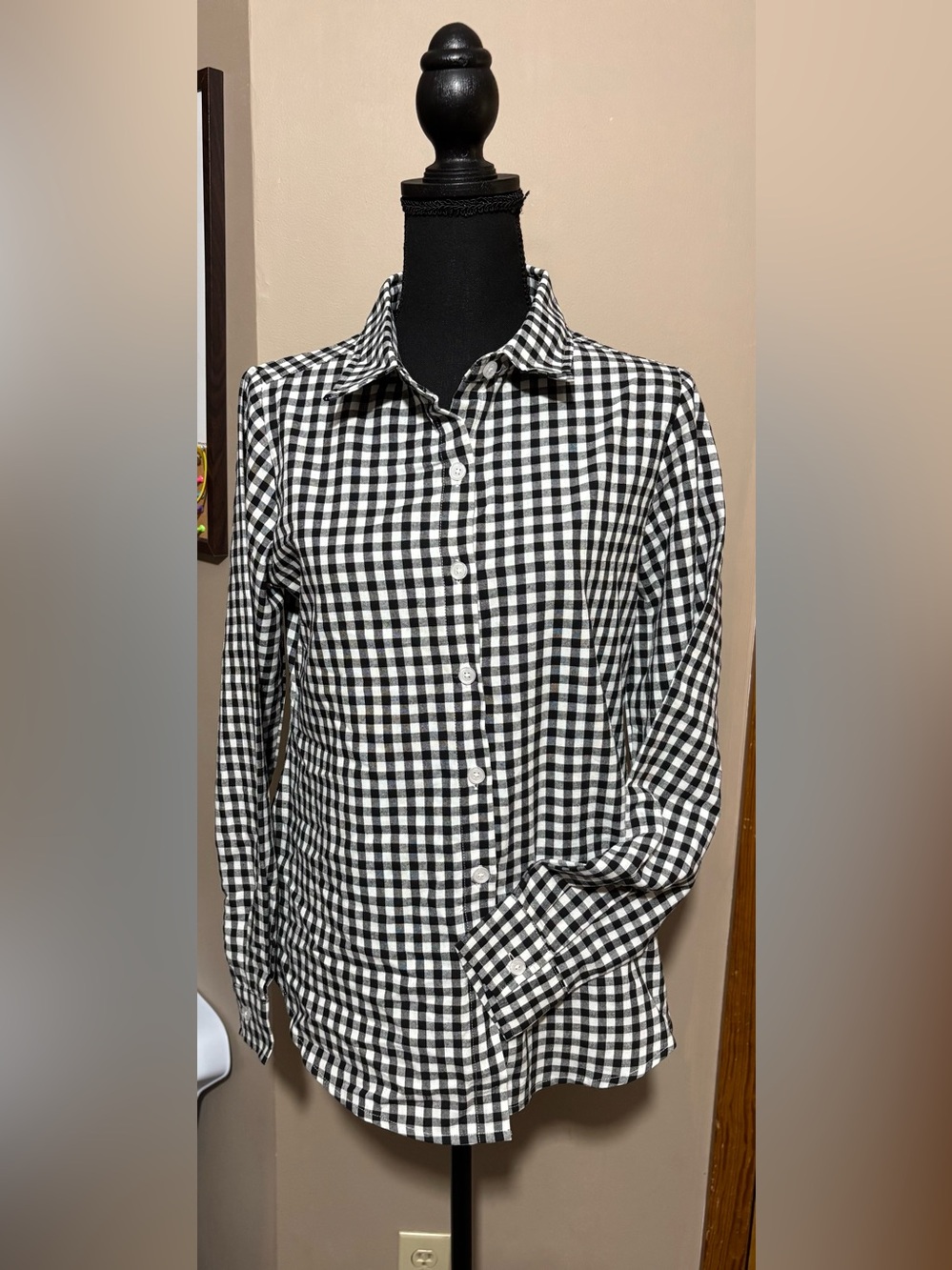Women’s black and white check blouse. Size S. NWT.